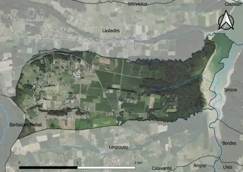 Photo aérienne en couleurs de la commune.