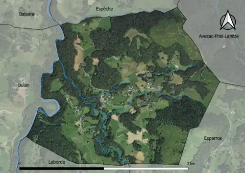 Photo aérienne en couleurs de la commune.