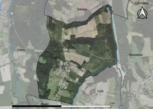 Photo aérienne en couleurs de la commune.