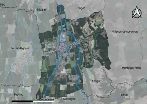 Photo aérienne en couleurs de la commune.