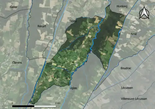 Photo aérienne en couleurs de la commune.