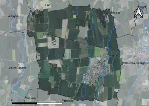 Photo aérienne en couleurs de la commune.