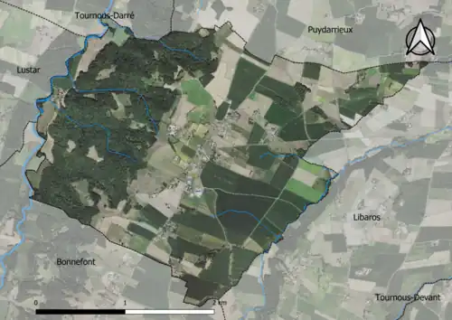 Photo aérienne en couleurs de la commune.