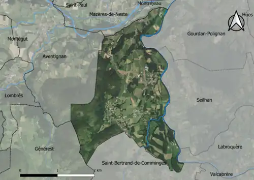 Photo aérienne en couleurs de la commune.