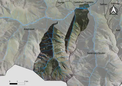 Photo aérienne en couleurs de la commune.