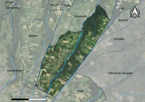 Photo aérienne en couleurs de la commune.