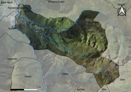 Photo aérienne en couleurs de la commune.