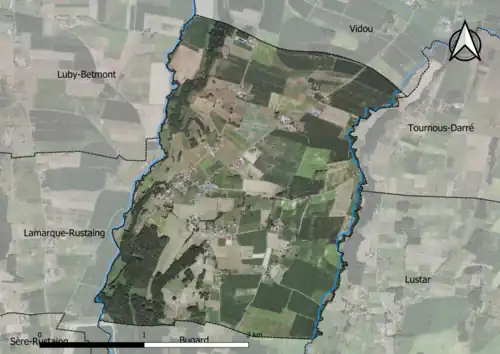 Photo aérienne en couleurs de la commune.