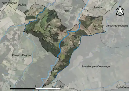 Photo aérienne en couleurs de la commune.