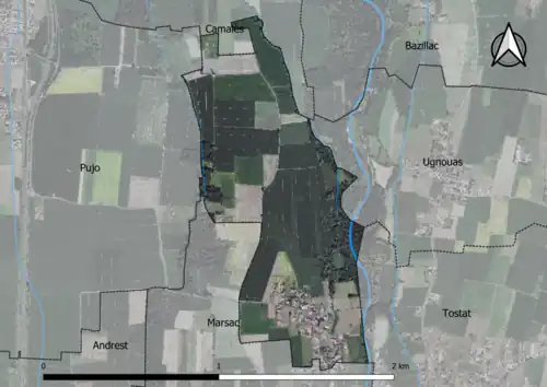 Photo aérienne en couleurs de la commune.