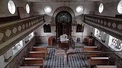 Vue générale de la salle de prière depuis la tribune des femmes.