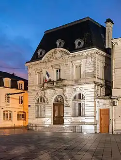 6 place du Général Leclerc, actuel hôtel de la police municipale (ancien bâtiment de la Caisse d'Epargne puis de l'office de tourisme)