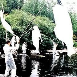 Les artistes font danser leurs ouananiches.