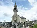 Saint-Méen : l'église paroissiale au milieu du cimetière et son clocher à dôme (date du XIXe&nbsp;siècle)