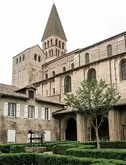 La galerie nord du cloître et l'une des maisons canoniales occupant l'ancienne galerie ouest.