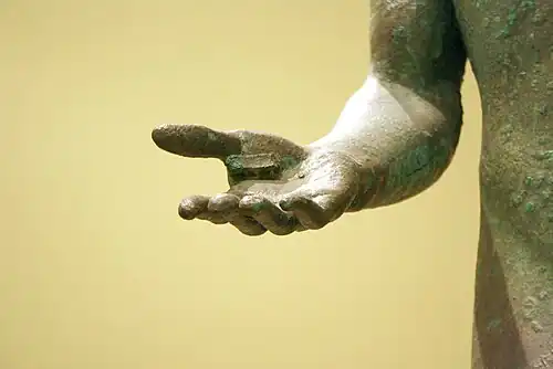 Main droite de l'Apollon du Pirée.