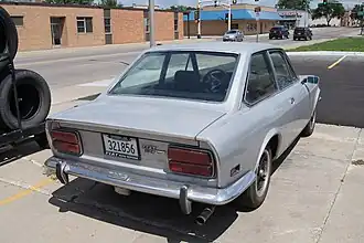 Fiat 124 Sport Coupé (variante pour les États-Unis avec petits feux de position sur les ailes avant et arrière).