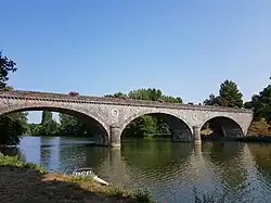 Le pont reliant le port de Juigné au bourg de Solesmes.