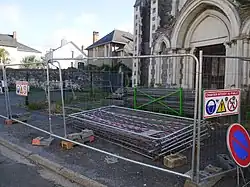 Le chantier de démolition en préparation sur le parvis.
