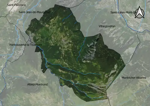 Photo aérienne en couleurs de la commune.