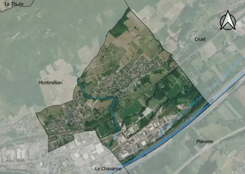 Photo aérienne en couleurs de la commune.