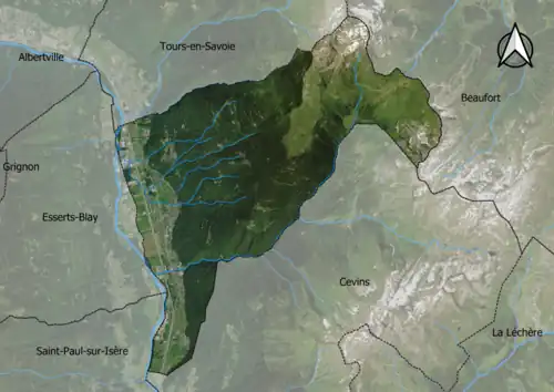 Photo aérienne en couleurs de la commune.