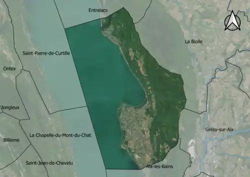 Photo aérienne en couleurs de la commune.