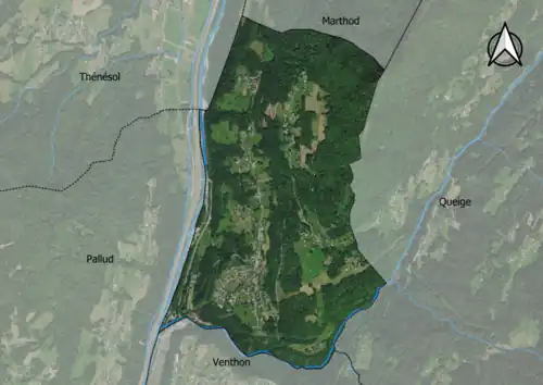 Photo aérienne en couleurs de la commune.