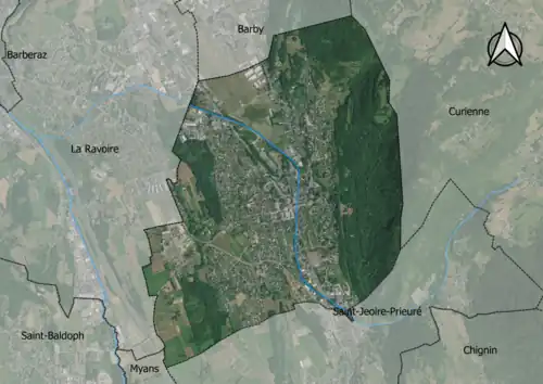 Photo aérienne en couleurs de la commune.