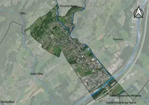 Photo aérienne en couleurs de la commune.