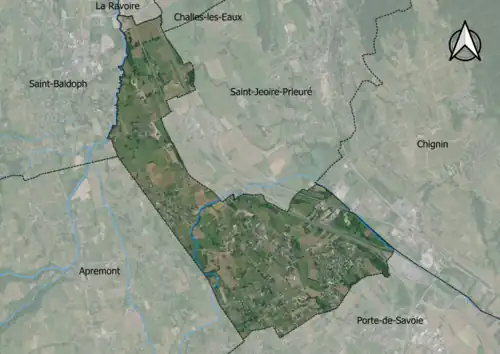 Photo aérienne en couleurs de la commune.