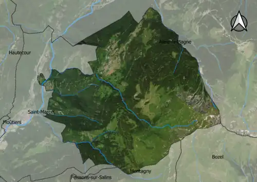 Photo aérienne en couleurs de la commune.