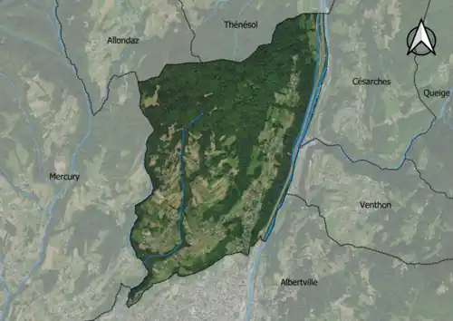 Photo aérienne en couleurs de la commune.