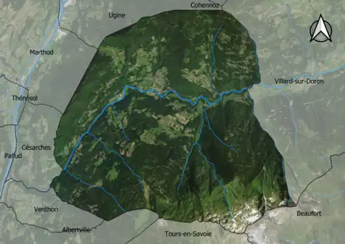 Photo aérienne en couleurs de la commune.