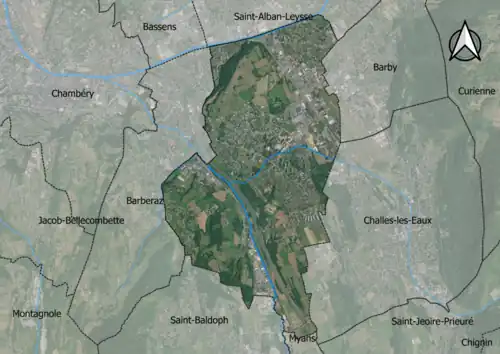 Photo aérienne en couleurs de la commune.