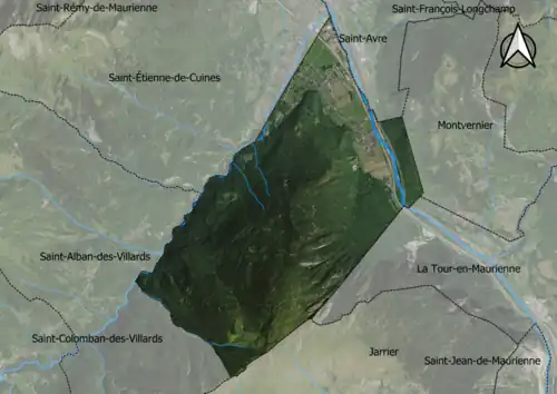 Photo aérienne en couleurs de la commune.