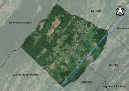 Photo aérienne en couleurs de la commune.