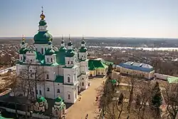 avec les bâtiments du monastère classés