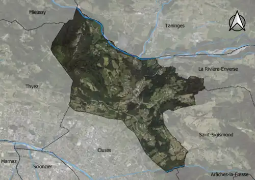 Photo aérienne en couleurs de la commune.