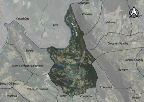 Photo aérienne en couleurs de la commune.