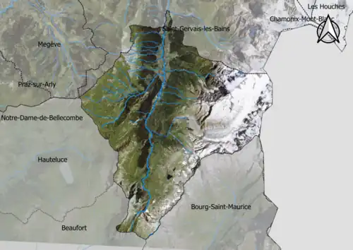 Photo aérienne en couleurs de la commune.