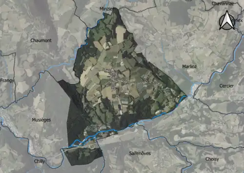 Photo aérienne en couleurs de la commune.