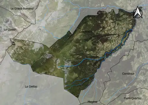 Photo aérienne en couleurs de la commune.