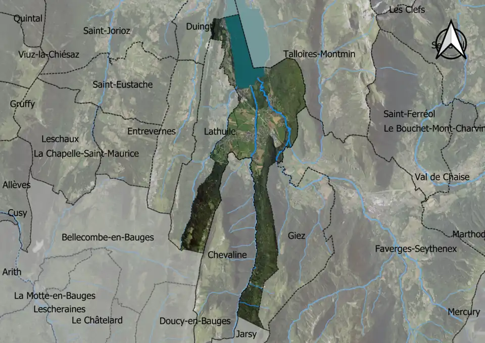 Photo aérienne en couleurs de la commune.