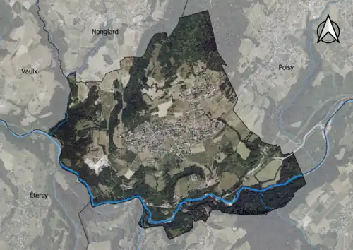 Photo aérienne en couleurs de la commune.