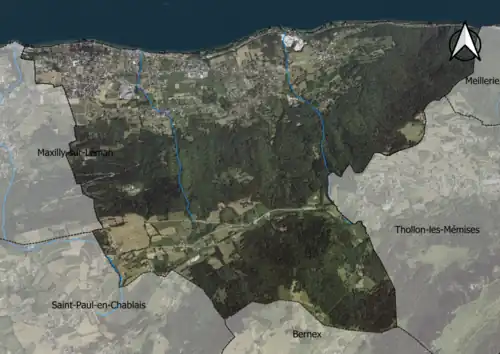 Photo aérienne en couleurs de la commune.