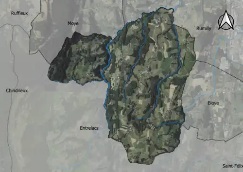 Photo aérienne en couleurs de la commune.