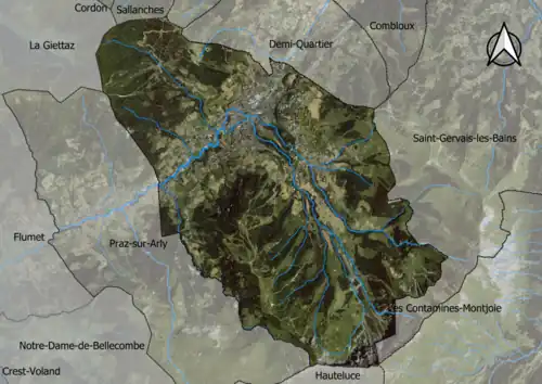 Photo aérienne en couleurs de la commune.