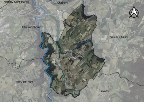 Photo aérienne en couleurs de la commune.