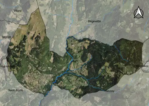 Photo aérienne en couleurs de la commune.